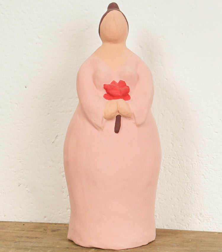 "Donna con un Mazzo di Fiori" in terracotta