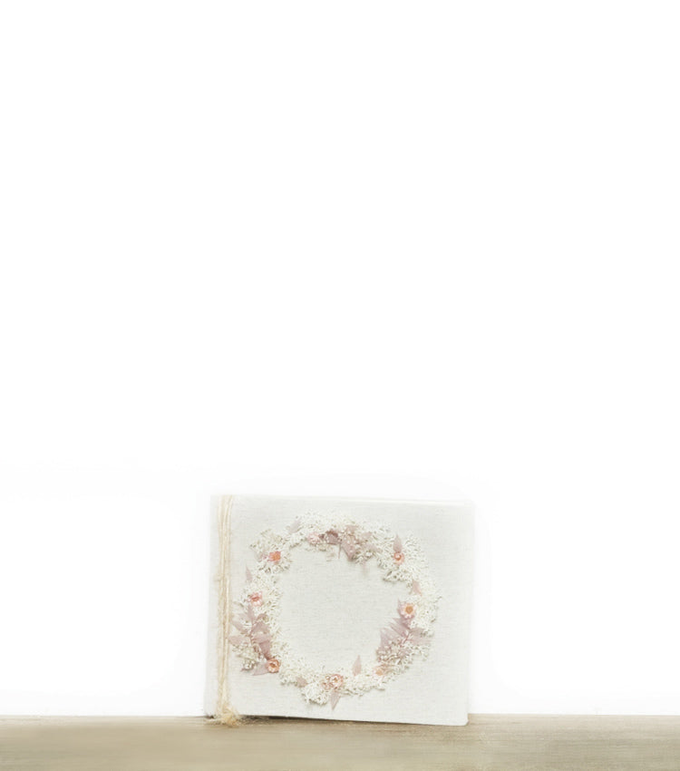 Album in cotone piccolo con una Ghirlanda di fiori essiccati e stabilizzati e corda