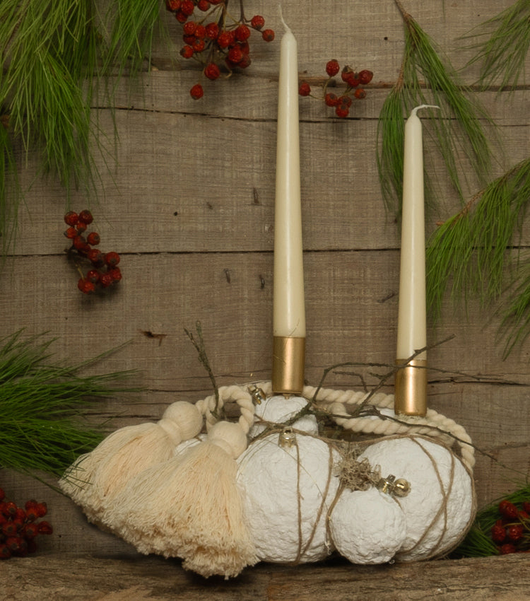 Porta-Candele Natalizio in metallo con Candele, Nappe in cotone, Sfere in cartapesta e metallo, muschio stabilizzato, legno, fil di ferro e spago