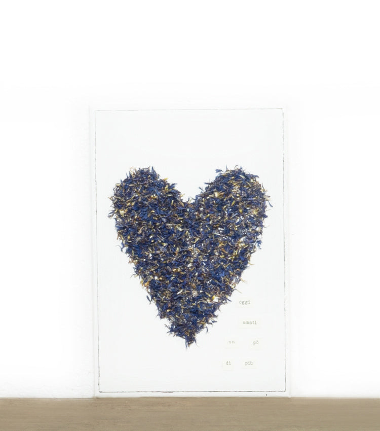 Quadro in tela "oggi amati un po di più" con un Cuore di fiori essiccati