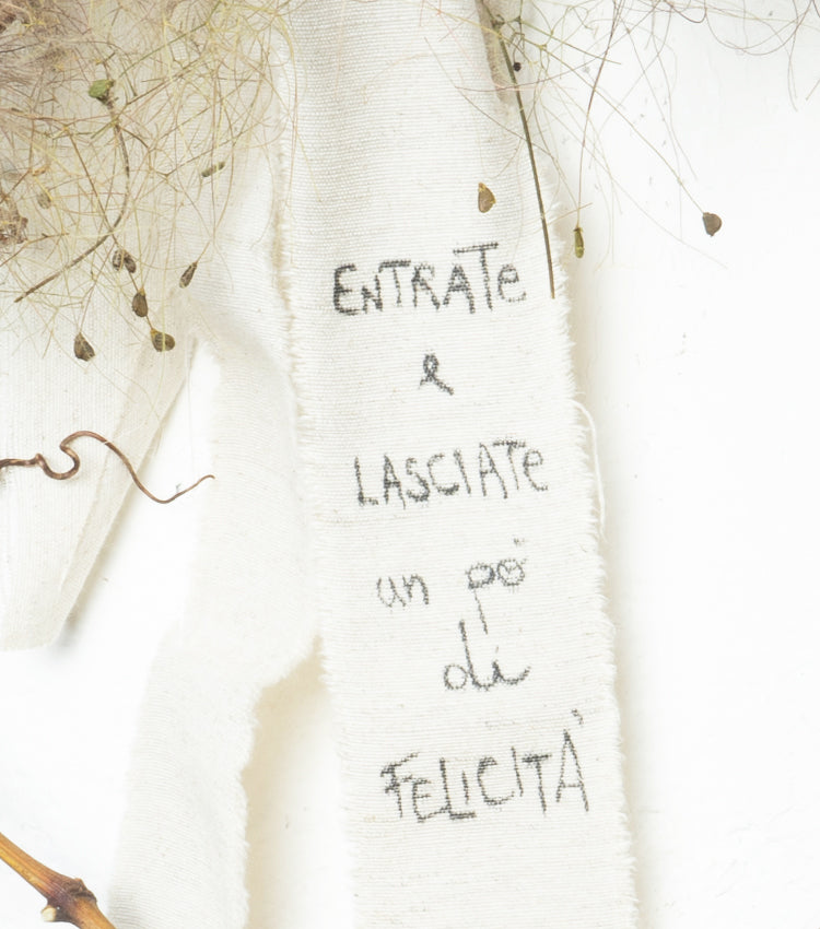 Decorazione in legno "ENTRATE e LASCIATE un pò di FELICITÀ" con fiori essiccati e lino