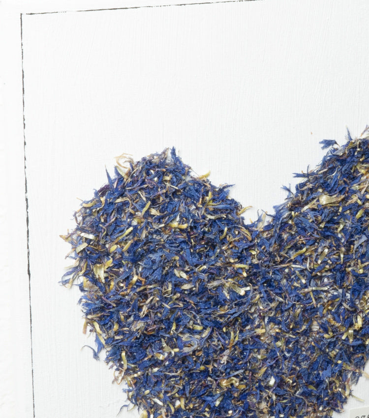 Quadro in tela "oggi amati un po di più" con un Cuore di fiori essiccati