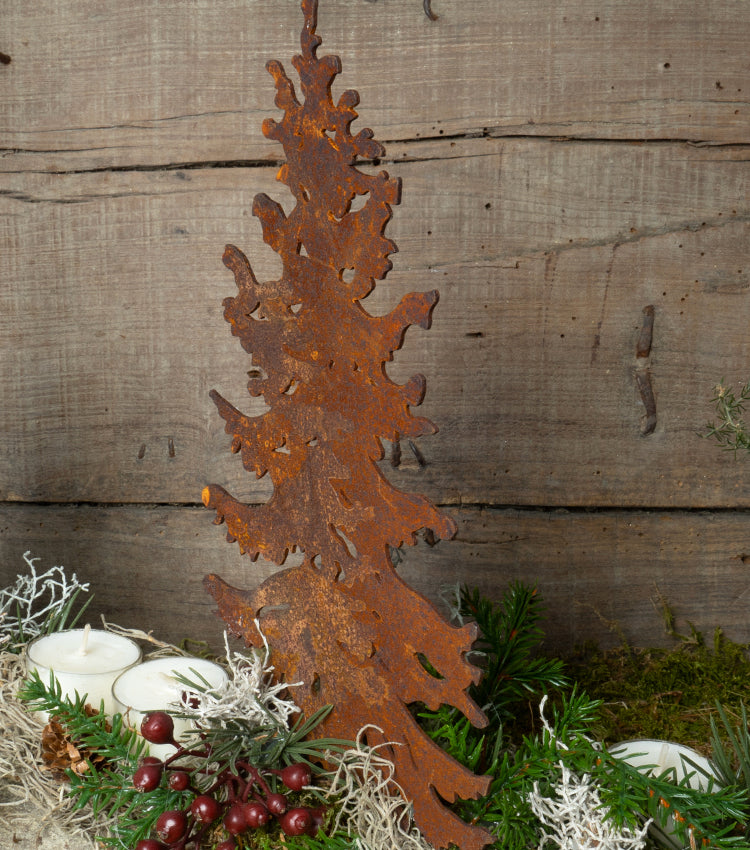 Decorazione Natalizia con Alberelli in corten, legno, candele, rami di abete e bacche sintetici, pigne e Tillandsia