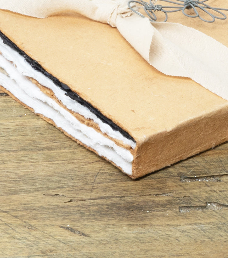 Quadernino in carta di lino con un Angioletto in metallo e cotone