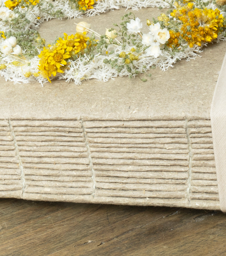 Album in carta di lino con una Ghirlanda di fiori essiccati e stabilizzati e cotone