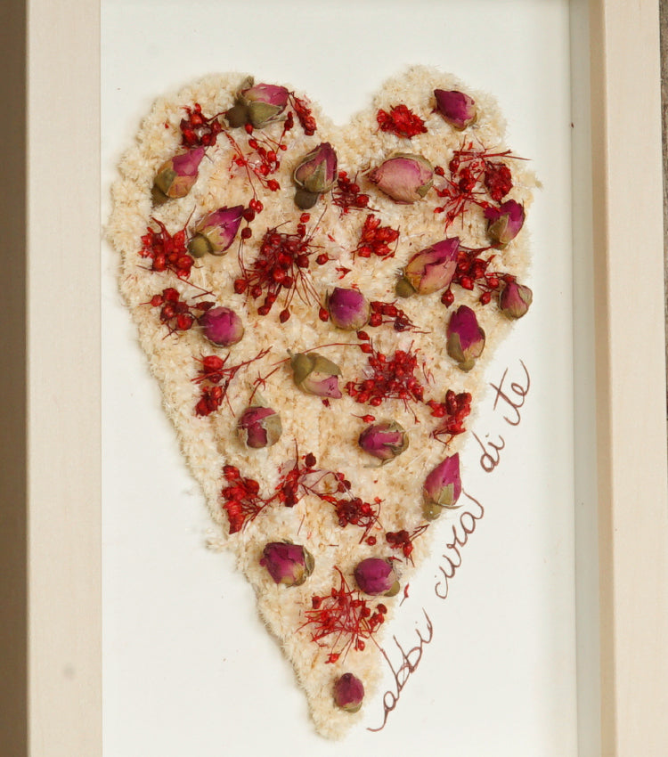 Cornice in legno "abbi cura di te" con una Cuore di fiori essiccati