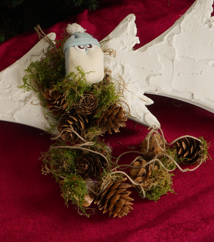 "Alberello Innevato" con un "Gufetto Porta-Fortuna", Muschio e Pigne