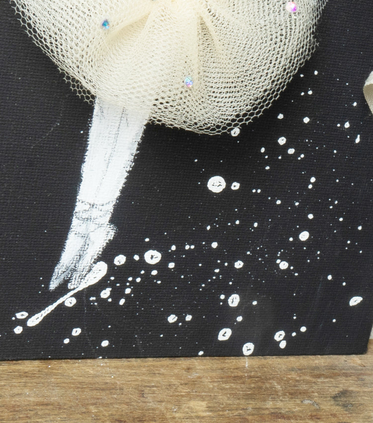 Quadro in tela con una Ballerina, tulle, un fiore essiccato, cotone e brillantini