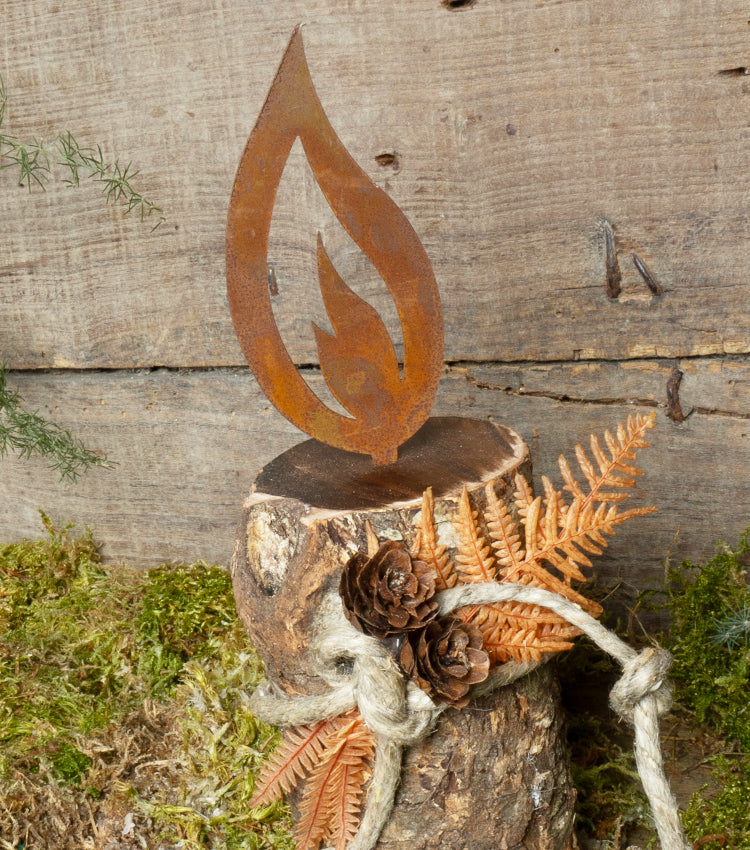 "Candela Natalizia" con una Fiamma in corten, Felci stabilizzate, pigne, corda e legno