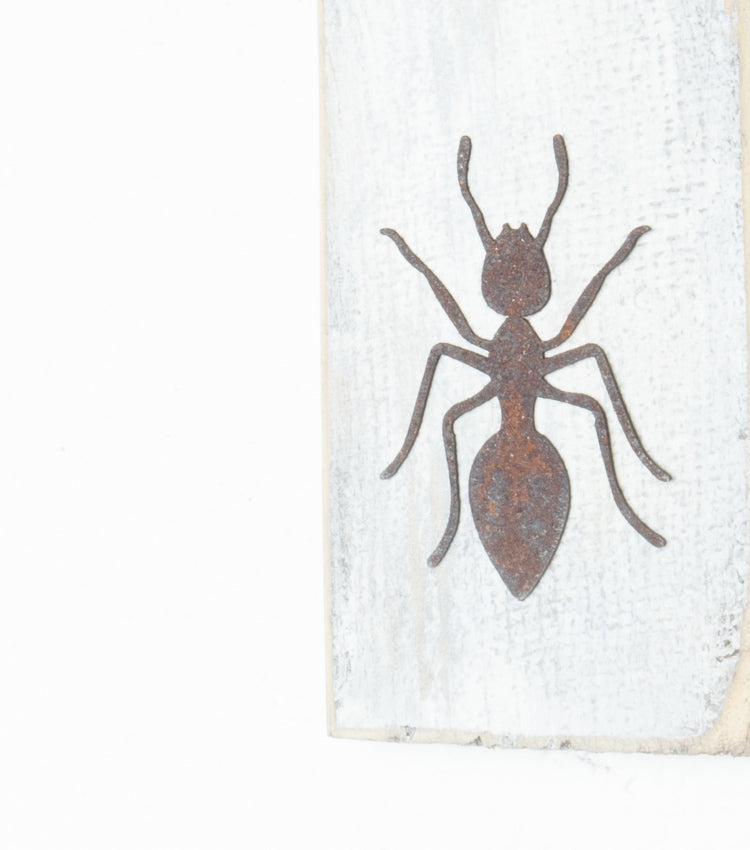 "Le 3 Formiche in Cammino" in corten sulla Tavola in legno