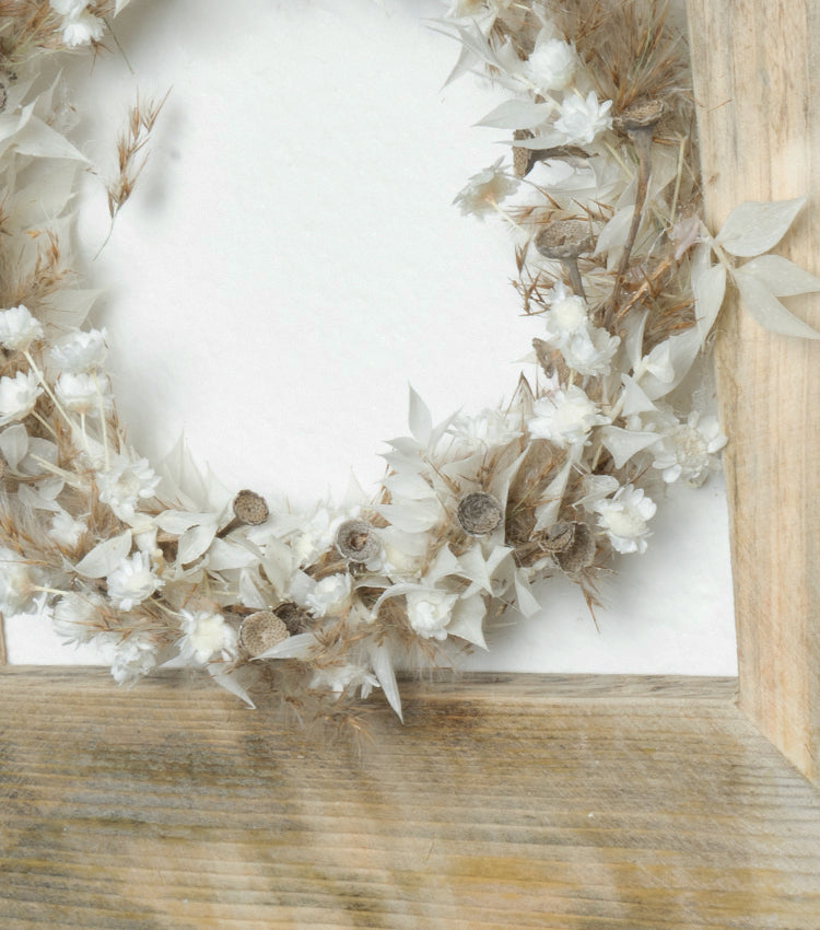 Cornice in legno con una Ghirlanda di fiori essiccati