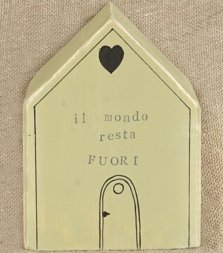 Casetta in legno "il mondo resta FUORI"