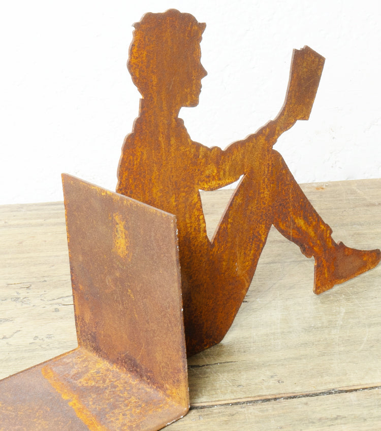 "Uomo Ferma-Libri che sta Leggendo" in corten