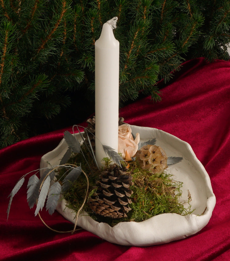Candela Natalizia su terra cruda con Pigne, Muschio e piante
