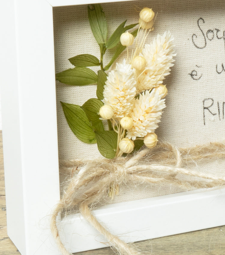 Cornice in legno "Sorprendersi è un continuo RINASCERE" con un Bouquet di fiori essiccati e stabilizzati, lino e corda