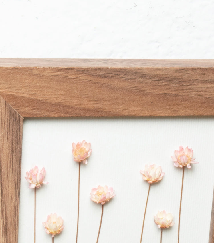 Cornice in legno "coltiva il tuo giardino" con fiori essiccati e carta piccola