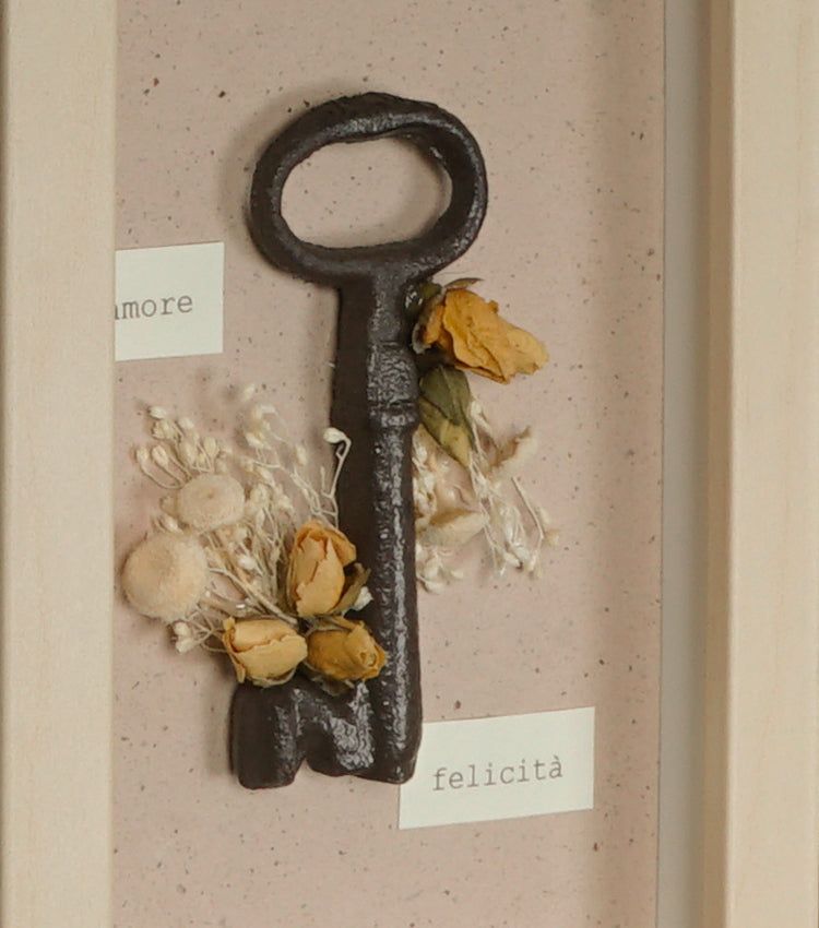 Cornice in legno "amore - felicità" con una Chiave in metallo e fiori essiccati