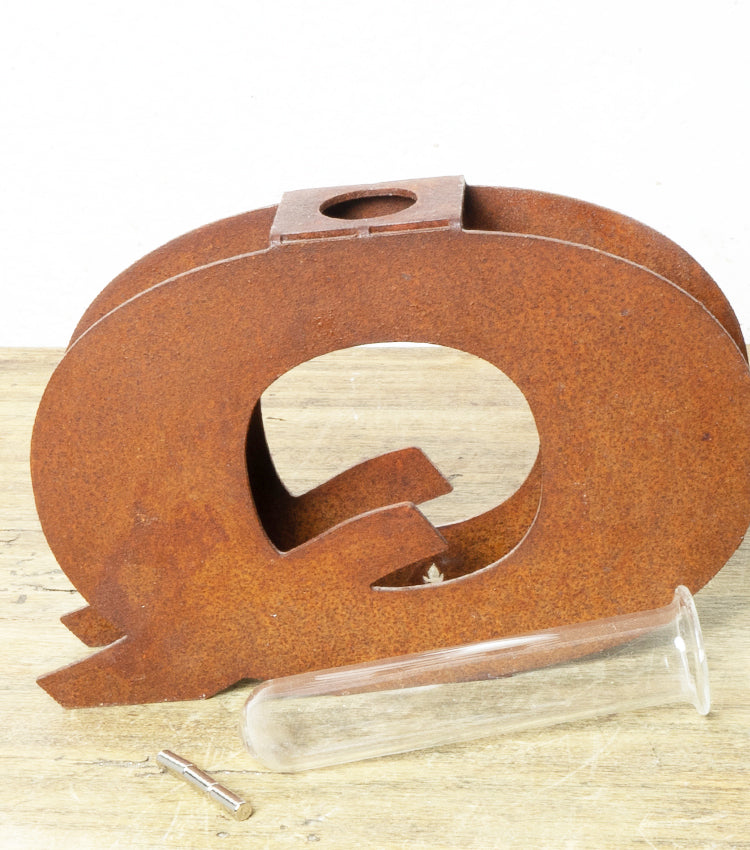 "Lettera Q Porta-Fiori/Essenze" in corten piccola