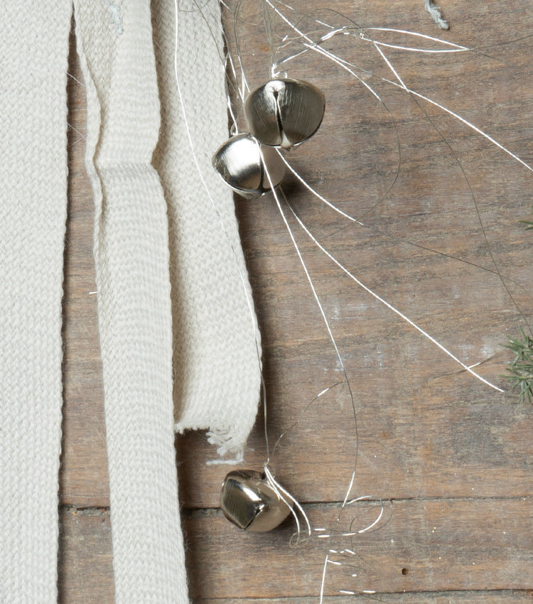 Decorazione Natalizia in metallo con un Girasole sintetico, Campanelli in metallo, Muschio e piante stabilizzati, legno e cotone