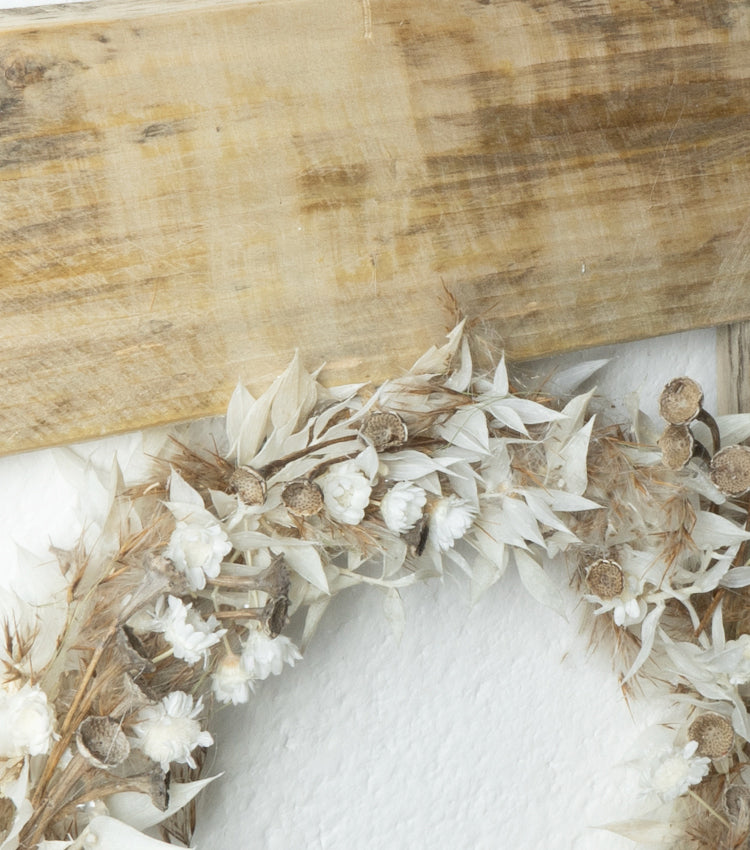 Cornice in legno con una Ghirlanda di fiori essiccati