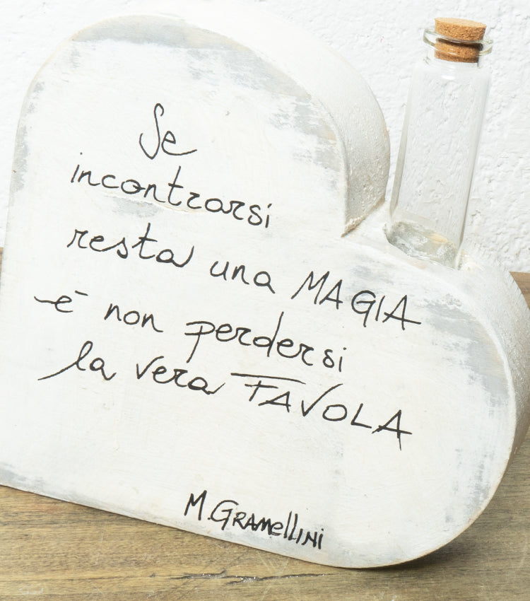 Cuore Porta-Fiori/Essenze in legno con una Boccetta in vetro e sughero e un aforisma di Massimo Gramellini