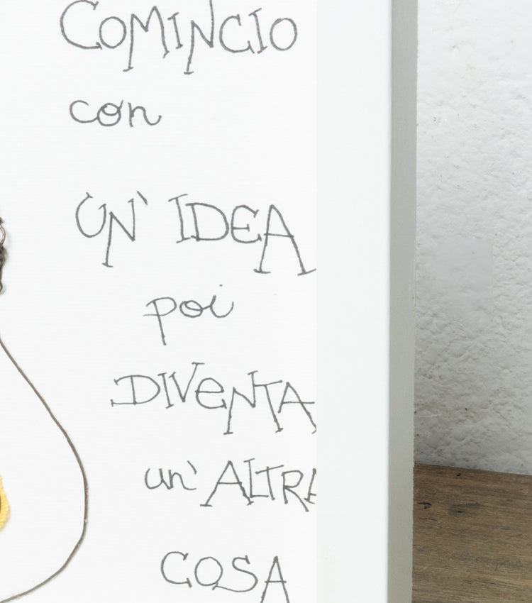 Cornice in legno con una Lampadina, un aforisma, fil di ferro e cotone