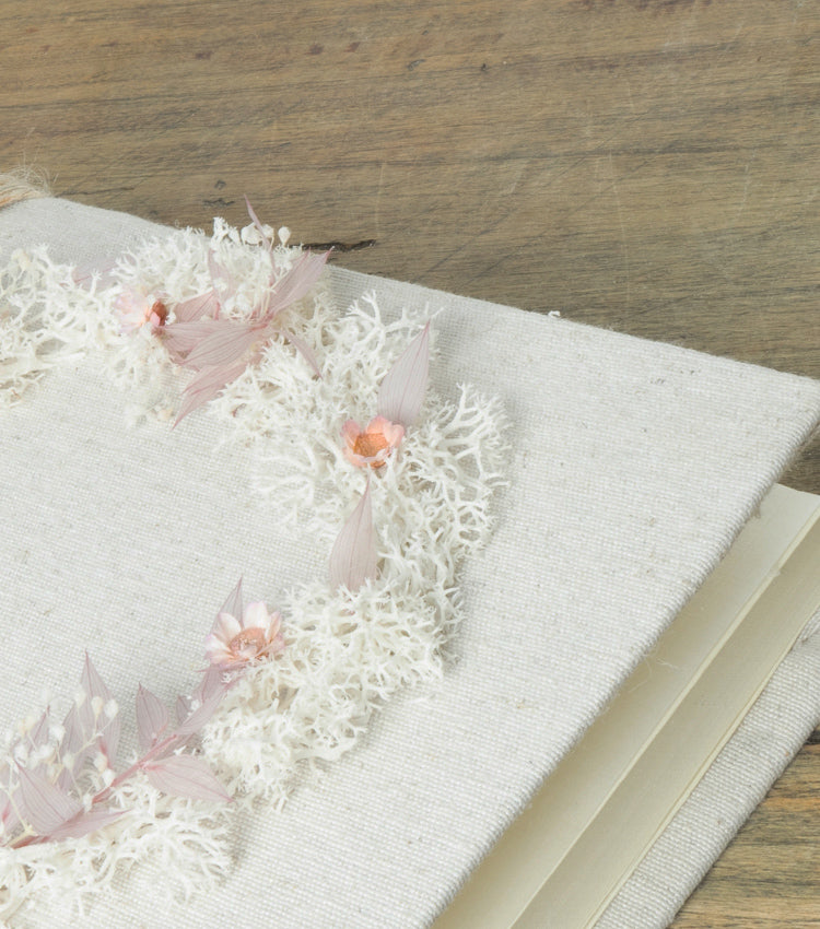 Album in cotone piccolo con una Ghirlanda di fiori essiccati e stabilizzati e corda