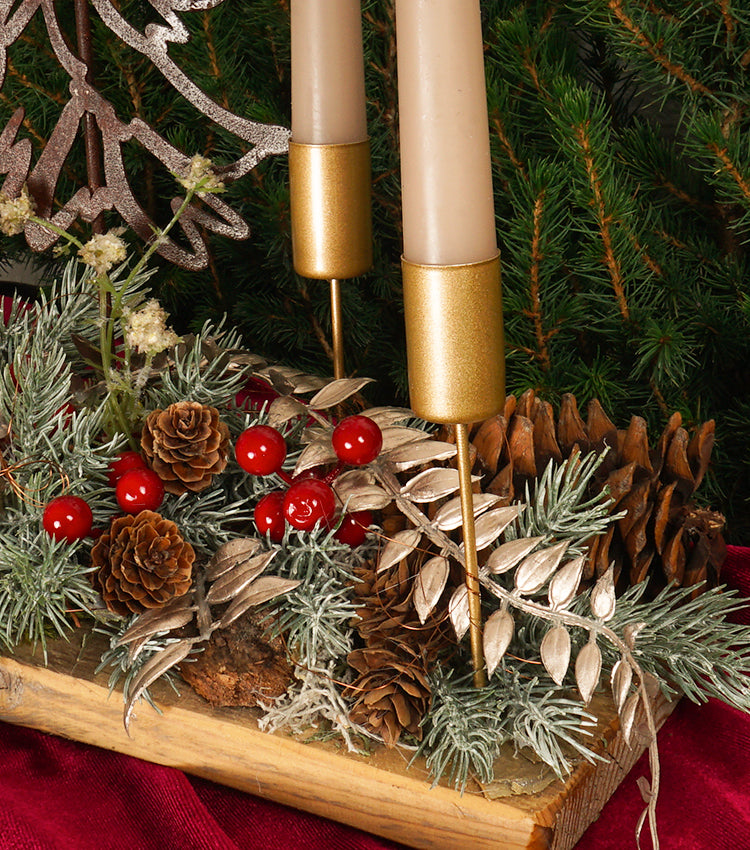 Centrotavola Natalizio in legno con un Abete in corten, Candele e piante