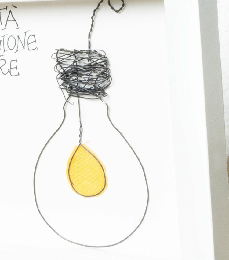 Cornice in legno con un Cuore, una Lampadina, un aforisma, fil di ferro e cotone