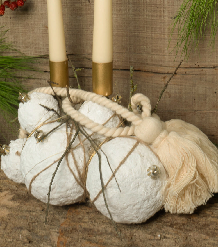 Porta-Candele Natalizio in metallo con Candele, Nappe in cotone, Sfere in cartapesta e metallo, muschio stabilizzato, legno, fil di ferro e spago