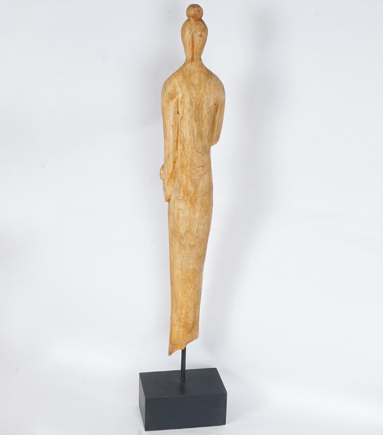 "Scultura Femminile Minimalista con Braccio Incrociato" in legno