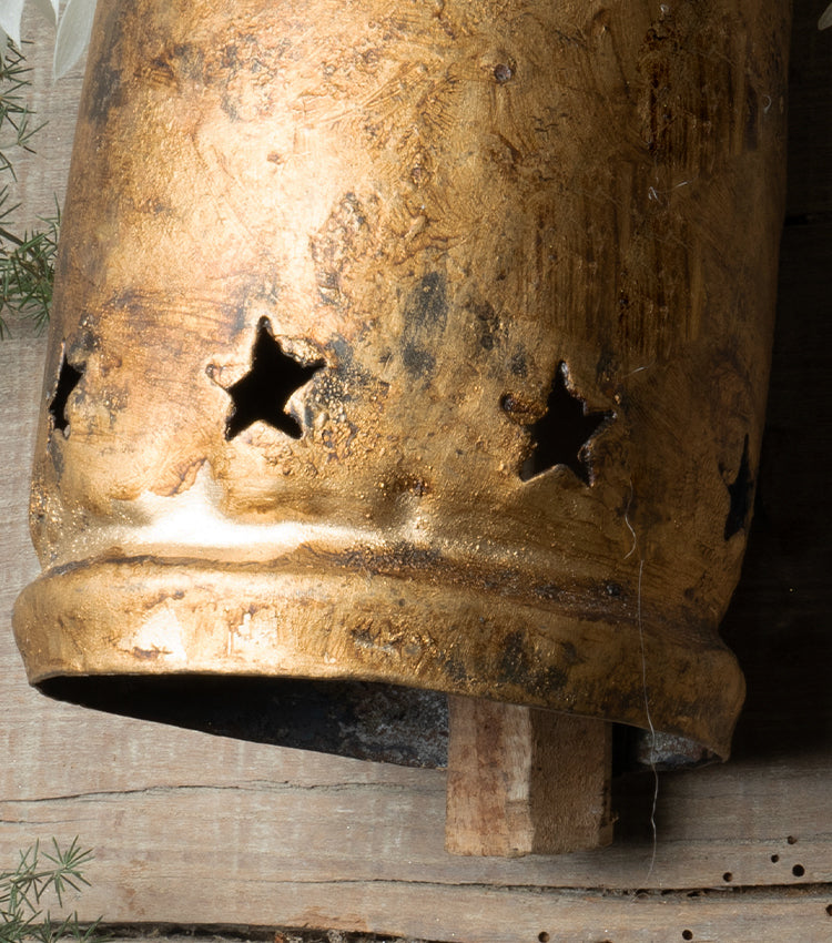 "Campanaccio Natalizio" in metallo e legno grande con una Pigna, Muschio e Felci stabilizzati e fiori essiccati