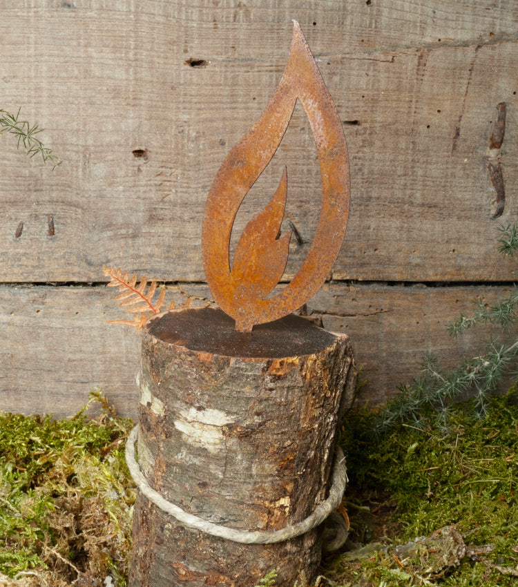"Candela Natalizia" con una Fiamma in corten, Felci stabilizzate, pigne, corda e legno