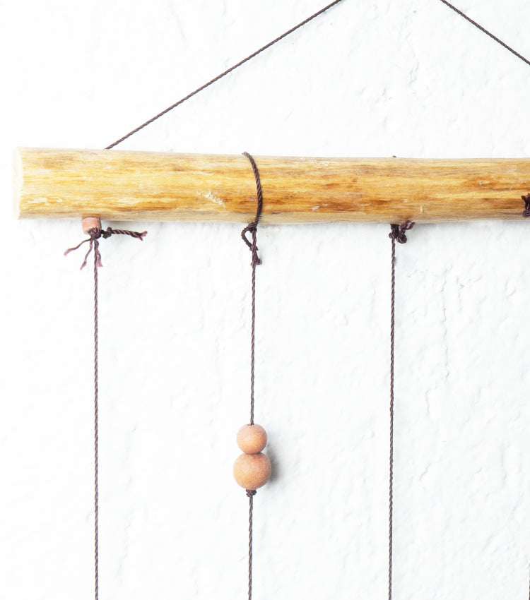 "Scaccia-Pensieri" con Bottiglie in vetro, legno e spago