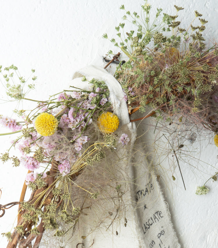 Decorazione in legno "ENTRATE e LASCIATE un pò di FELICITÀ" con fiori essiccati e lino