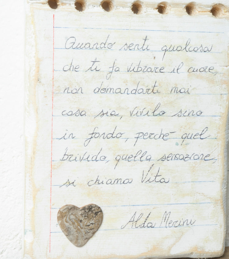 Tavoletta con un Cuore in legno e un aforisma di Alda Merini