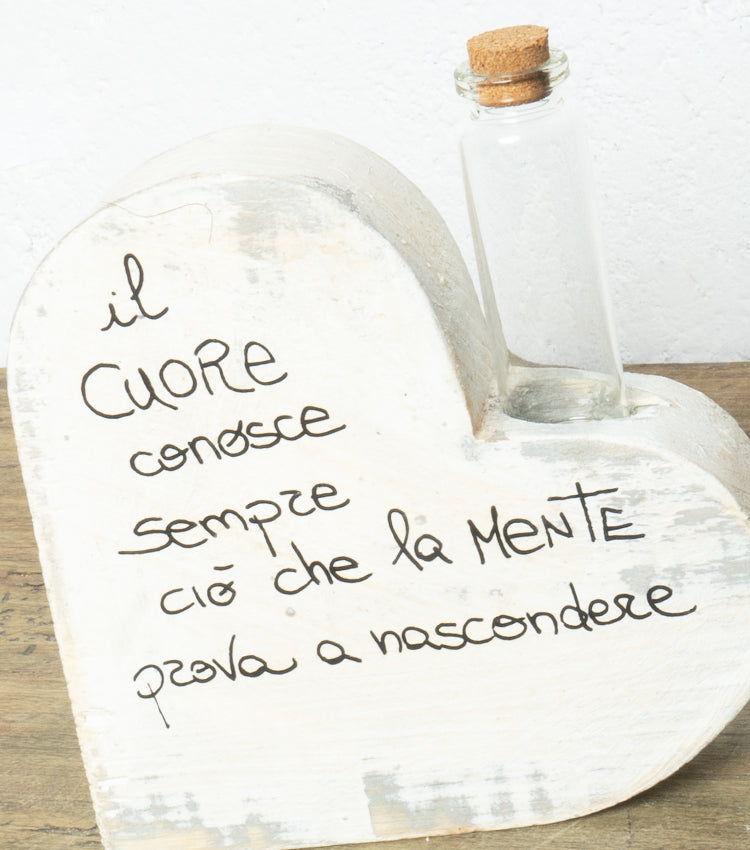 Cuore Porta-Fiori/Essenze in legno con una Boccetta in vetro e sughero e un aforisma