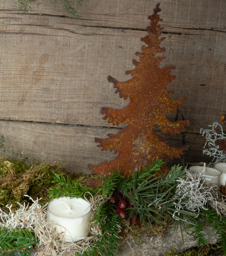 Decorazione Natalizia con Alberelli in corten, legno, candele, rami di abete e bacche sintetici, pigne e Tillandsia