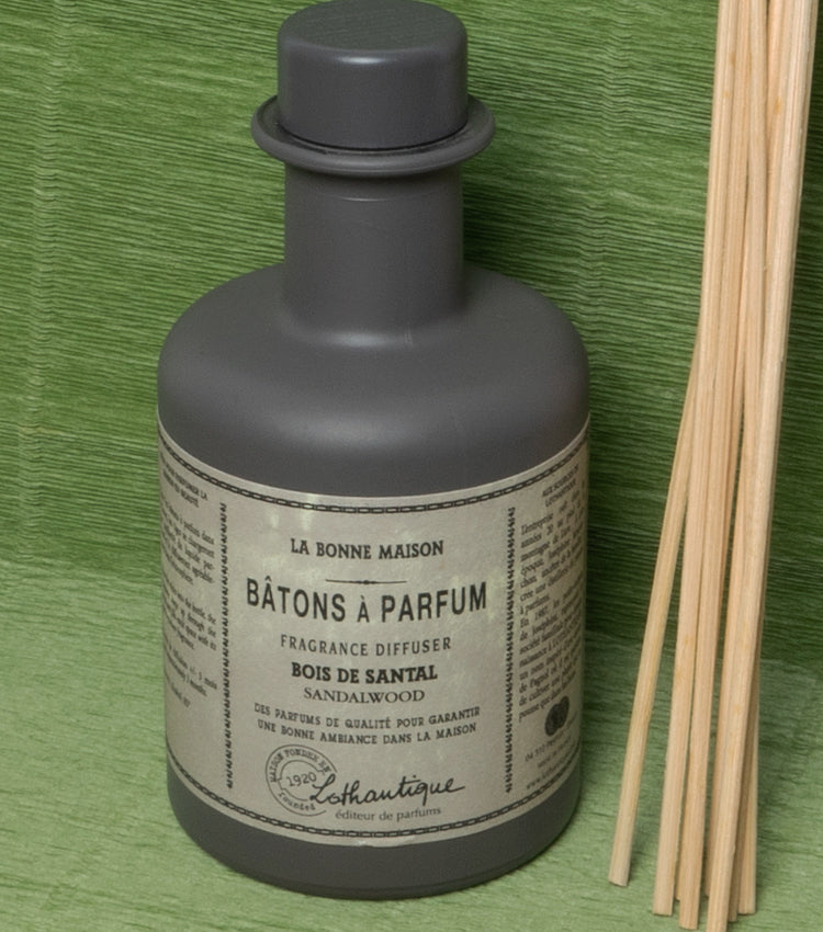 Fragranza d'Ambiente con Bastoncini in legno alla profumazione "Legno di Sandalo" da 200 ml