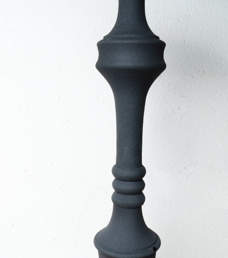 "Piedistallo Porta-Candele" in metallo nero