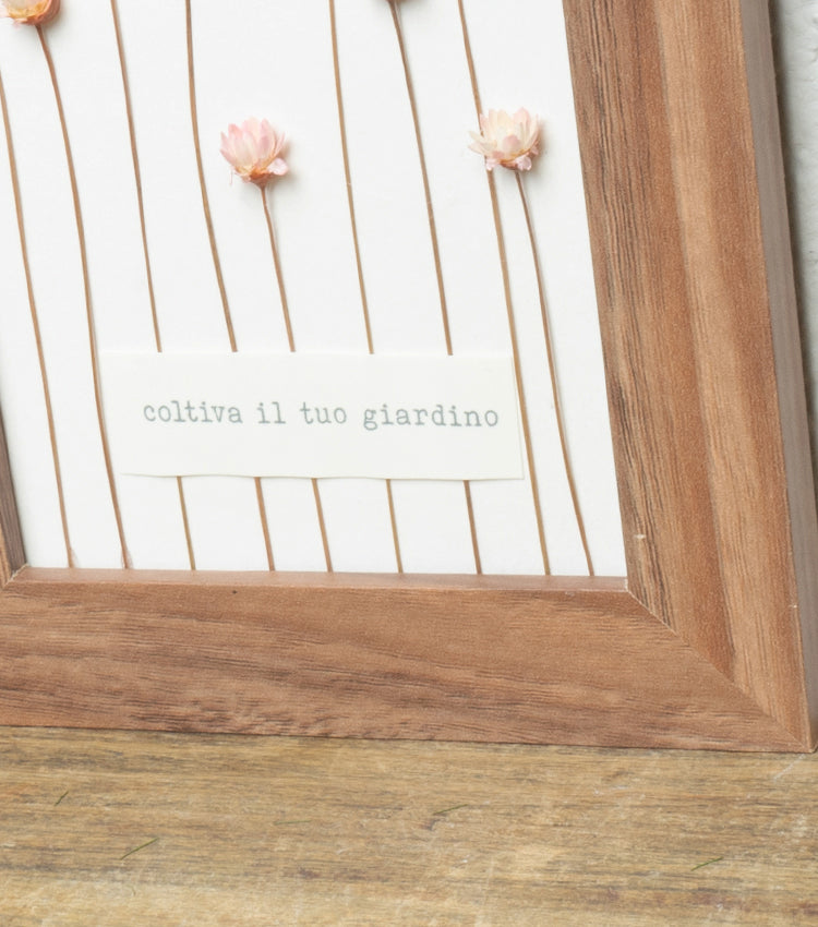Cornice in legno "coltiva il tuo giardino" con fiori essiccati e carta piccola