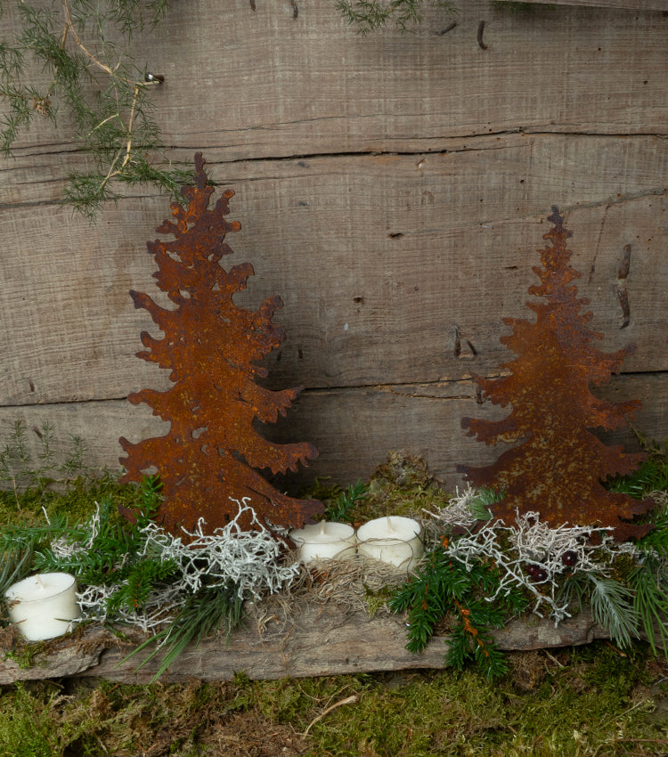 Decorazione Natalizia con Alberelli in corten, legno, candele, rami di abete e bacche sintetici, pigne e Tillandsia