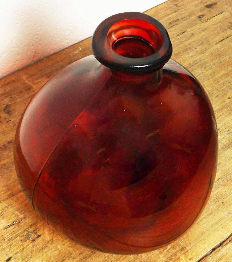 Ampolla in vetro colorato rosso e deformato