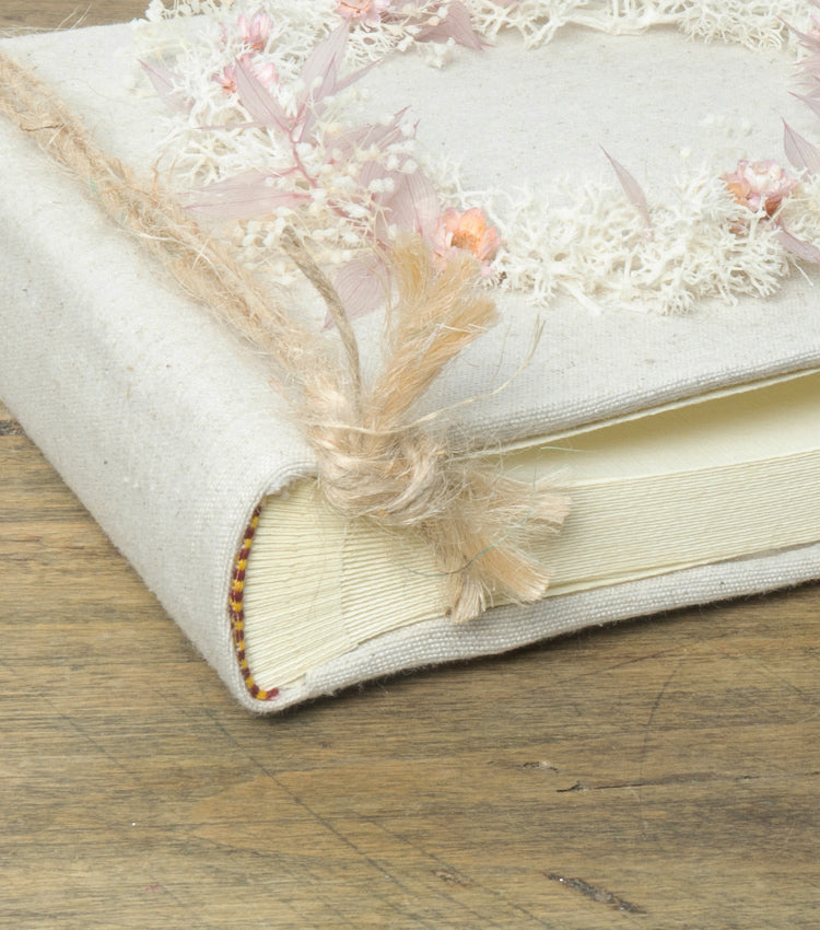 Album in cotone piccolo con una Ghirlanda di fiori essiccati e stabilizzati e corda