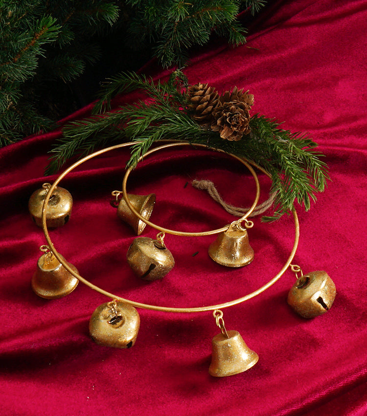 Campanelli Natalizi in metallo con Pigne e rami di Abete