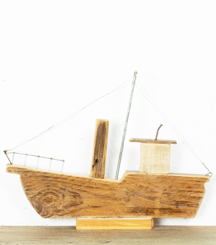 Nave in legno e metallo