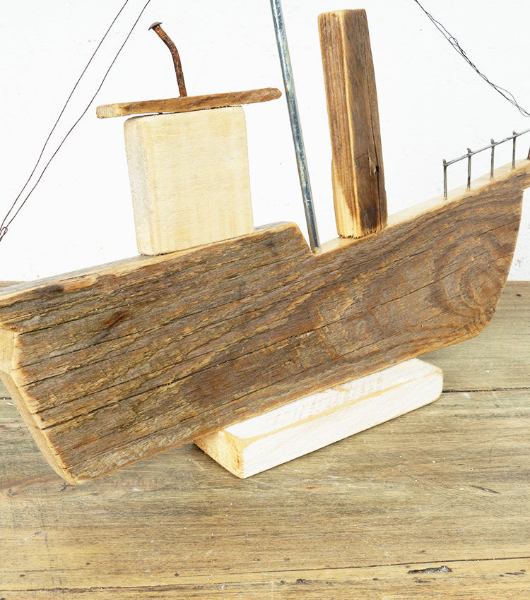 Nave in legno e metallo