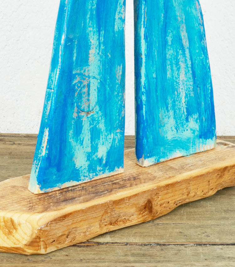 Barchetta con le vele azzurre in legno