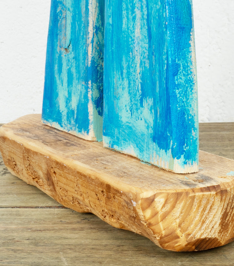 Barchetta con le vele azzurre in legno
