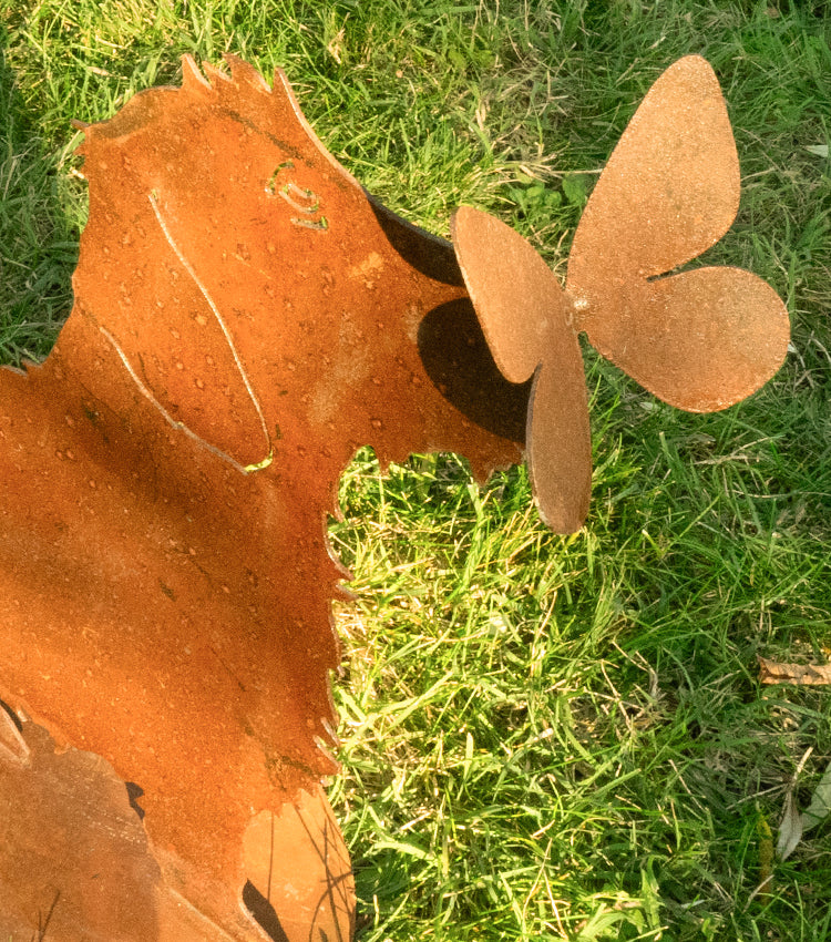 Cagnolino con una Farfalla sul Muso in corten